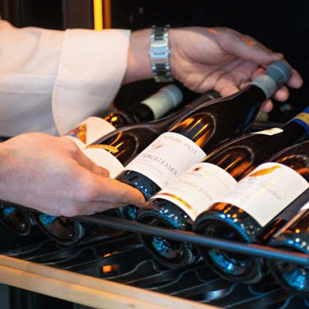 Cave à vin professionnelle de service. Mise à température du vin : rafraîchir ou chambrer. Compartiments indépendants ou températures échelonnées. Clayettes accès facile aux bouteilles, accessoires étagères. Cave à vin professionnelle de service. Mise à température du vin : rafraîchir ou chambrer. Compartiments indépendants ou températures échelonnées. Clayettes accès facile aux bouteilles, accessoires étagères.