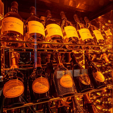 Cave à vin éclairage intégré, vitrine réfrigérée vitrée ou aménagement pièce à vin. Scénographie et bar d’exposition pour sublimer les bouteilles et valoriser votre offre vin. Cave à vin éclairage intégré, vitrine réfrigérée vitrée ou aménagement pièce à vin. Scénographie et bar d’exposition pour sublimer les bouteilles et valoriser votre offre vin.