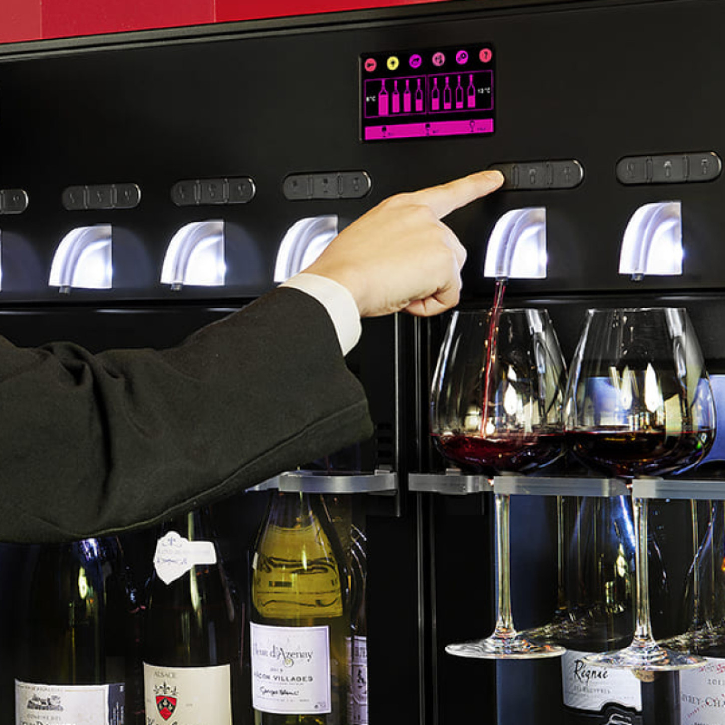 Distributeur de vin et solution de service du vin au verre. Mise à température : système avec compartiments de température indépendants qui refroidit les bouteilles de blanc ou chambre les rouges tout en préservant les qualités du vin après ouverture.