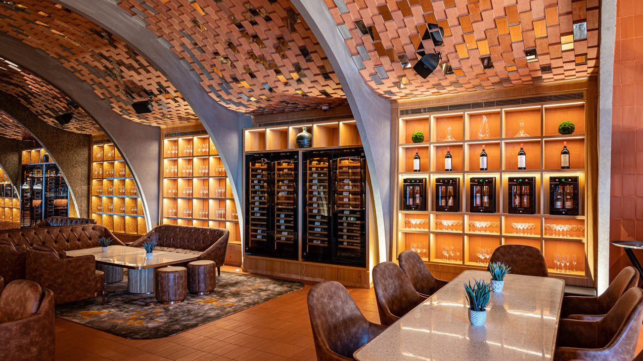 Scénographie du vin dans les projets d’architecte et décorateur d’intérieur. Solutions d’agencements pour la mise en valeur de l’offre vin dans des établissements comme les restaurants, hôtels, bars à vin ou agencement chez les cavistes. Scénographie du vin dans les projets d’architecte et décorateur d’intérieur. Solutions d’agencements pour la mise en valeur de l’offre vin dans des établissements comme les restaurants, hôtels, bars à vin ou agencement chez les cavistes.