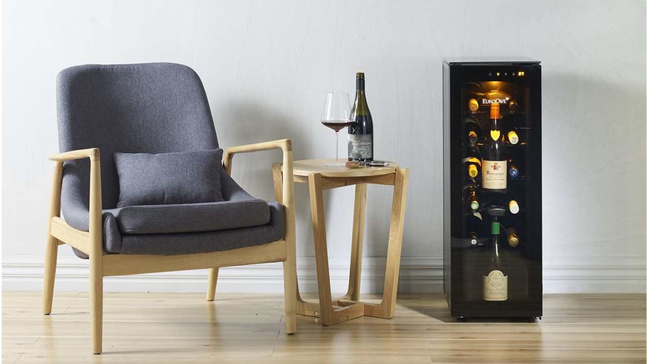 Bar à vin taille mini parfait pour un espace lounge, une salle de dégustation, une suite d'hôtel de luxe. Un équipement indispensable pour une expérience client exceptionnelle. Bar à vin taille mini parfait pour un espace lounge, une salle de dégustation, une suite d'hôtel de luxe. Un équipement indispensable pour une expérience client exceptionnelle.