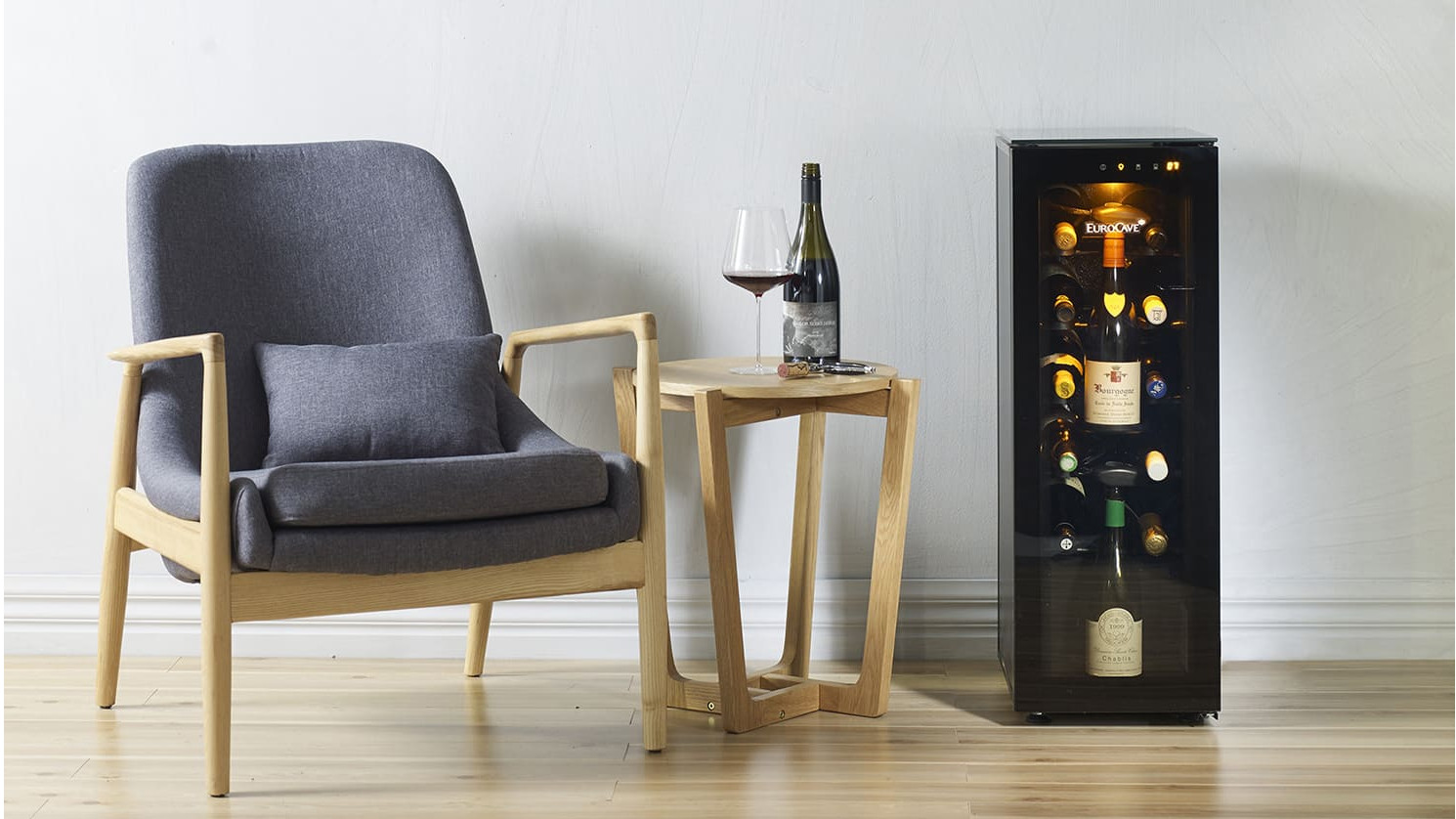 Bar à vin taille mini parfait pour un espace lounge, une salle de dégustation, une suite d'hôtel de luxe. Un équipement indispensable pour une expérience client exceptionnelle.