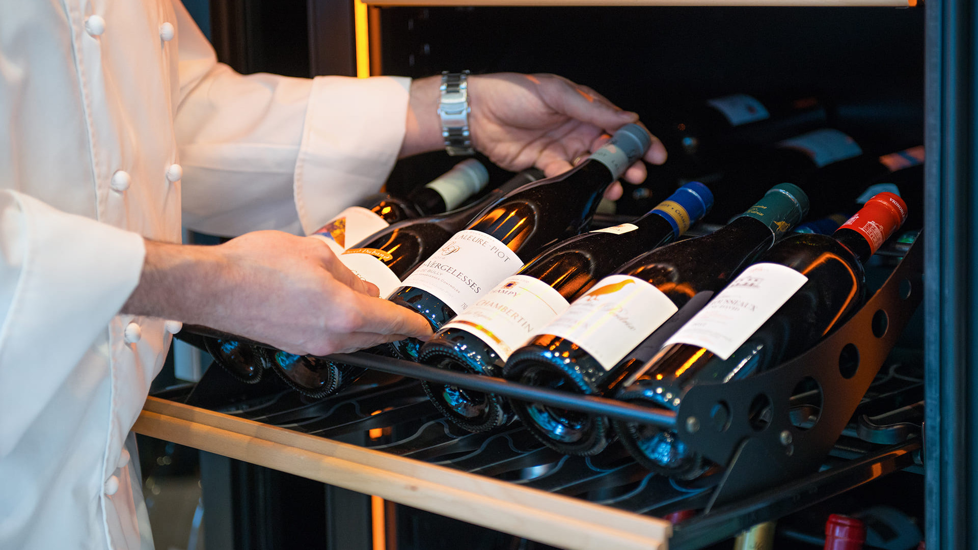 Étagère coulissante pour un accès facile aux bouteilles avec accessoire kit de présentation pour mettre en valeur votre offre vin et susciter l'intérêt du client.