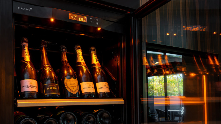 Nombreux accessoires de rangement des bouteilles de toutes tailles et formes. Ici une cave de service avec mise à température des bouteilles de champagne installées sur une clayette de présentation. Nombreux accessoires de rangement des bouteilles de toutes tailles et formes. Ici une cave de service avec mise à température des bouteilles de champagne installées sur une clayette de présentation.