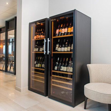 2 caves de mise à température des vins installées côte à côte pour augmenter la capacité de stockage des vins à température de service prêts à être consommés. 2 caves de mise à température des vins installées côte à côte pour augmenter la capacité de stockage des vins à température de service prêts à être consommés.