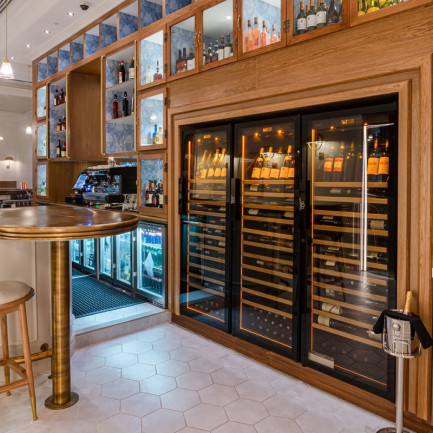 3 caves professionnelles avec éclairage intégré de série dans un meuble sur-mesure en bois pour une belle valorisation de la carte des vins dans ce restaurant. 3 caves professionnelles avec éclairage intégré de série dans un meuble sur-mesure en bois pour une belle valorisation de la carte des vins dans ce restaurant.