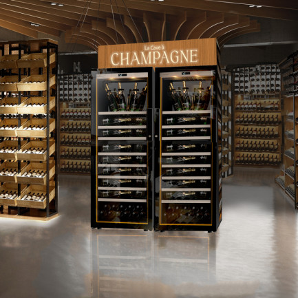 Le champagne, boisson de luxe, a besoin d'un écrin ou bar d’exposition pour être présenté sublimé à vos clients. Des clayettes coulissantes et de présentation designées jusqu'au moindre détail du gainage cuir. Le champagne, boisson de luxe, a besoin d'un écrin ou bar d’exposition pour être présenté sublimé à vos clients. Des clayettes coulissantes et de présentation designées jusqu'au moindre détail du gainage cuir.