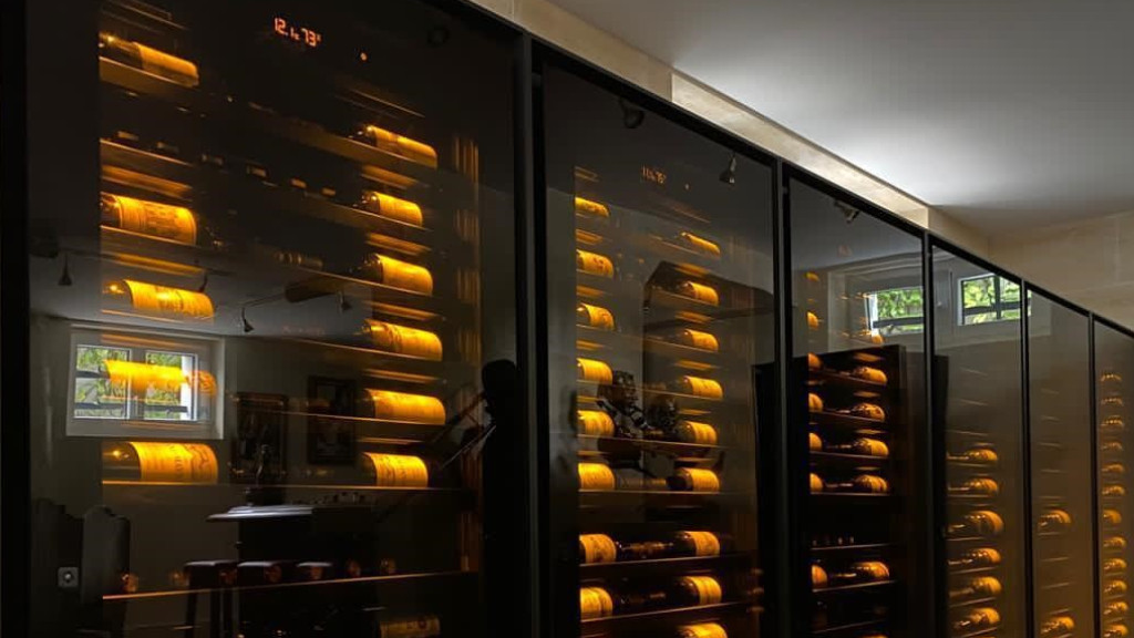 Mur de caves à vin de standing avec une belle mise en lumière des bouteilles qui permet de bien voir les étiquettes des vins fins et de valoriser votre catalogue vin.