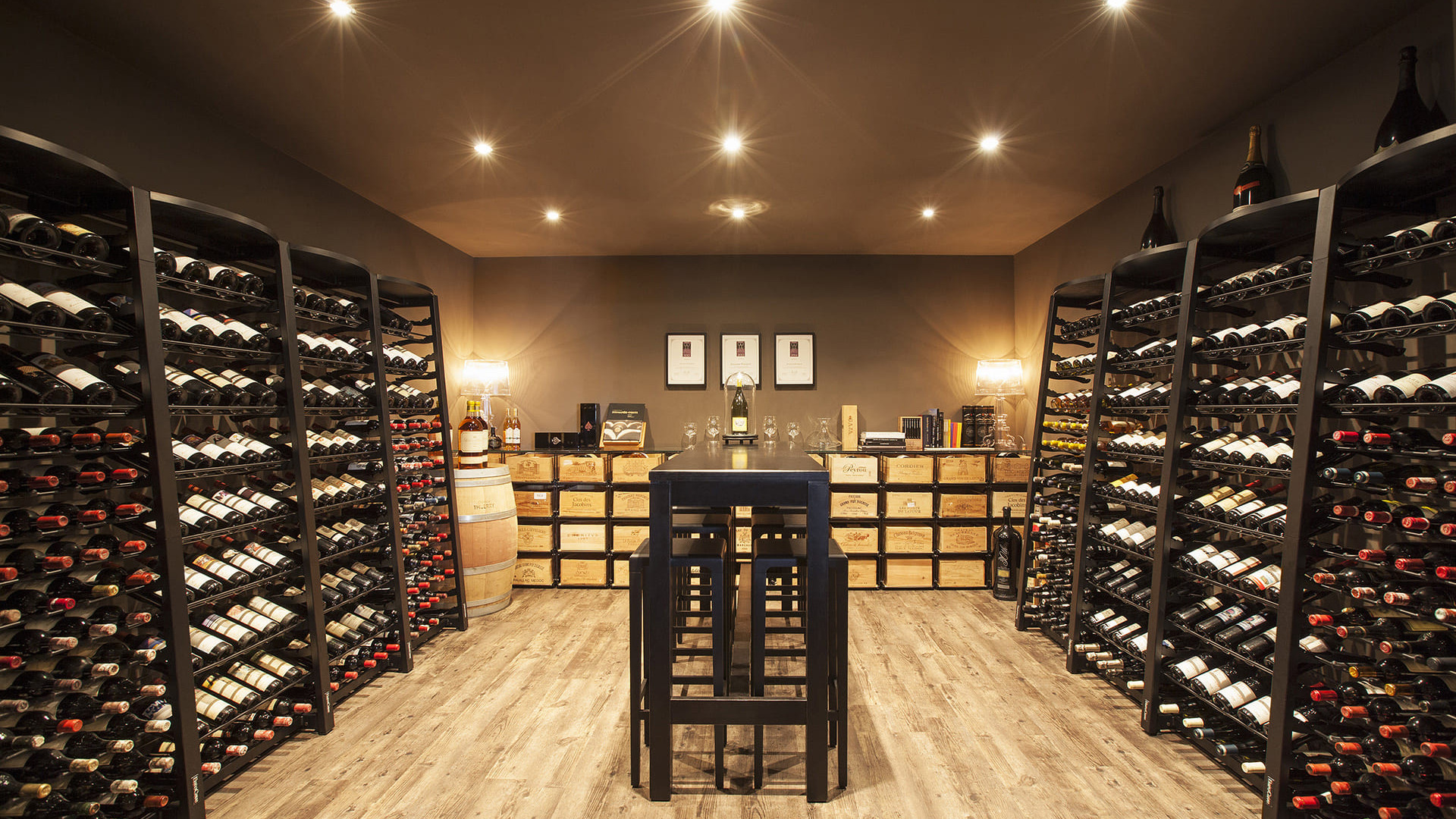 Agencement d’espace vin. Mobilier de cave à vin robuste spécialement étudié pour stocker de grande quantité de bouteilles et pour faciliter la gestion et l’organisation de votre offre vin. 