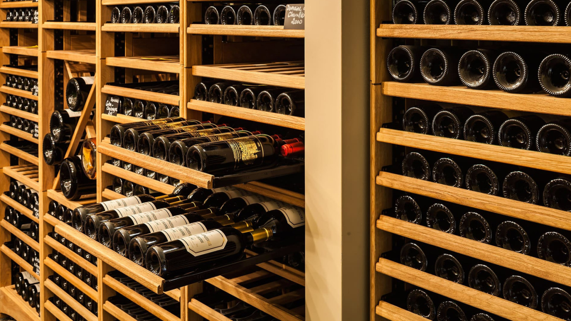 Mobilier pour restaurant, hôtel ou bar à vin qui gère une cave avec de nombreuses références de vin en stock ou module d’étagère et présentoirs déco et robustes pour caviste ou commerces qui souhaitent mettre en valeur leur offre vin en rayon.