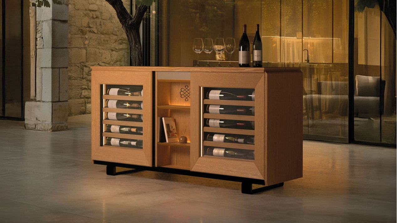 Pilotez votre cave à vin connectée grâce à l'application EuroCave - Réglez la température, la lumière ou recevez des alertes à distance.