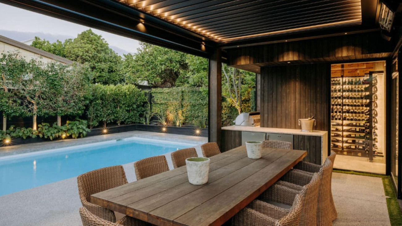 Agencement d'un maison de standing avec une pièce à vin visible de l'extérieur terrasse avec pisicne - Modulo-X Agencement d'un maison de standing avec une pièce à vin visible de l'extérieur terrasse avec pisicne - Modulo-X
