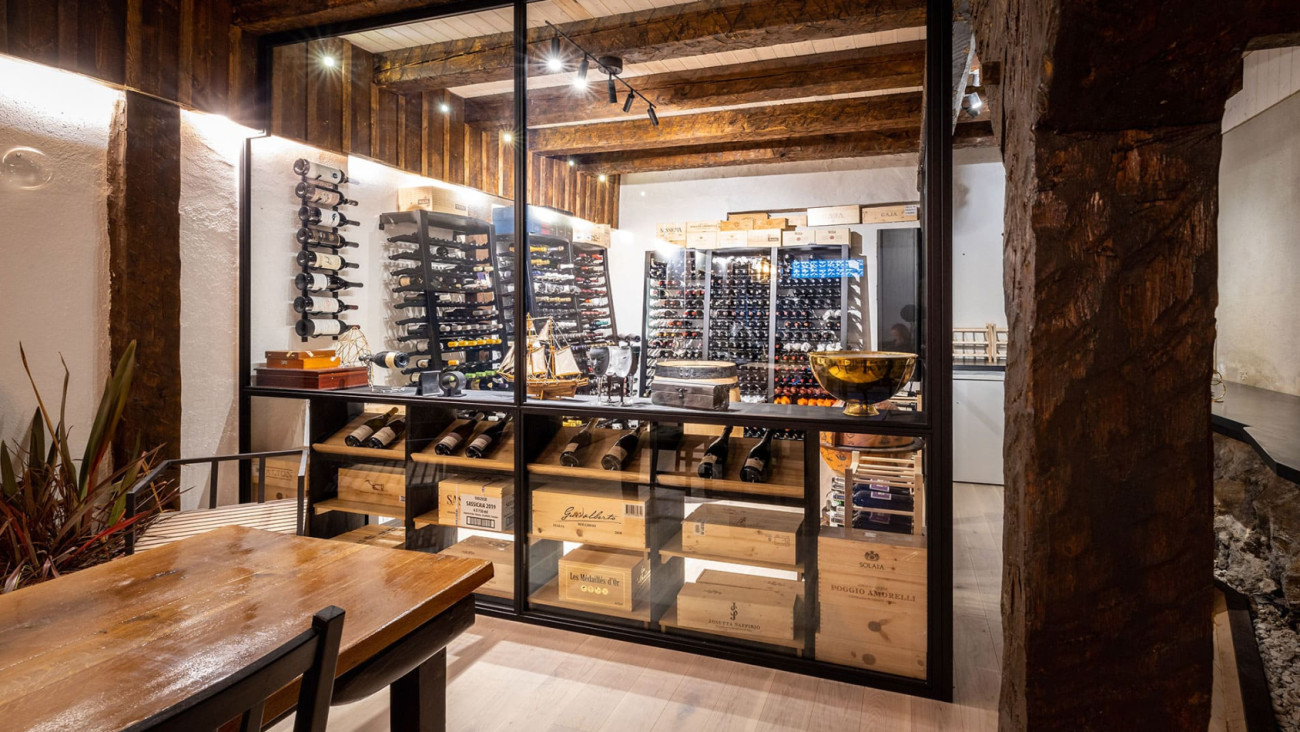 Incroyable cave à vin vitrée climatisée dans un sous-sol aménagé - Modulosteel eurocave Incroyable cave à vin vitrée climatisée dans un sous-sol aménagé - Modulosteel eurocave