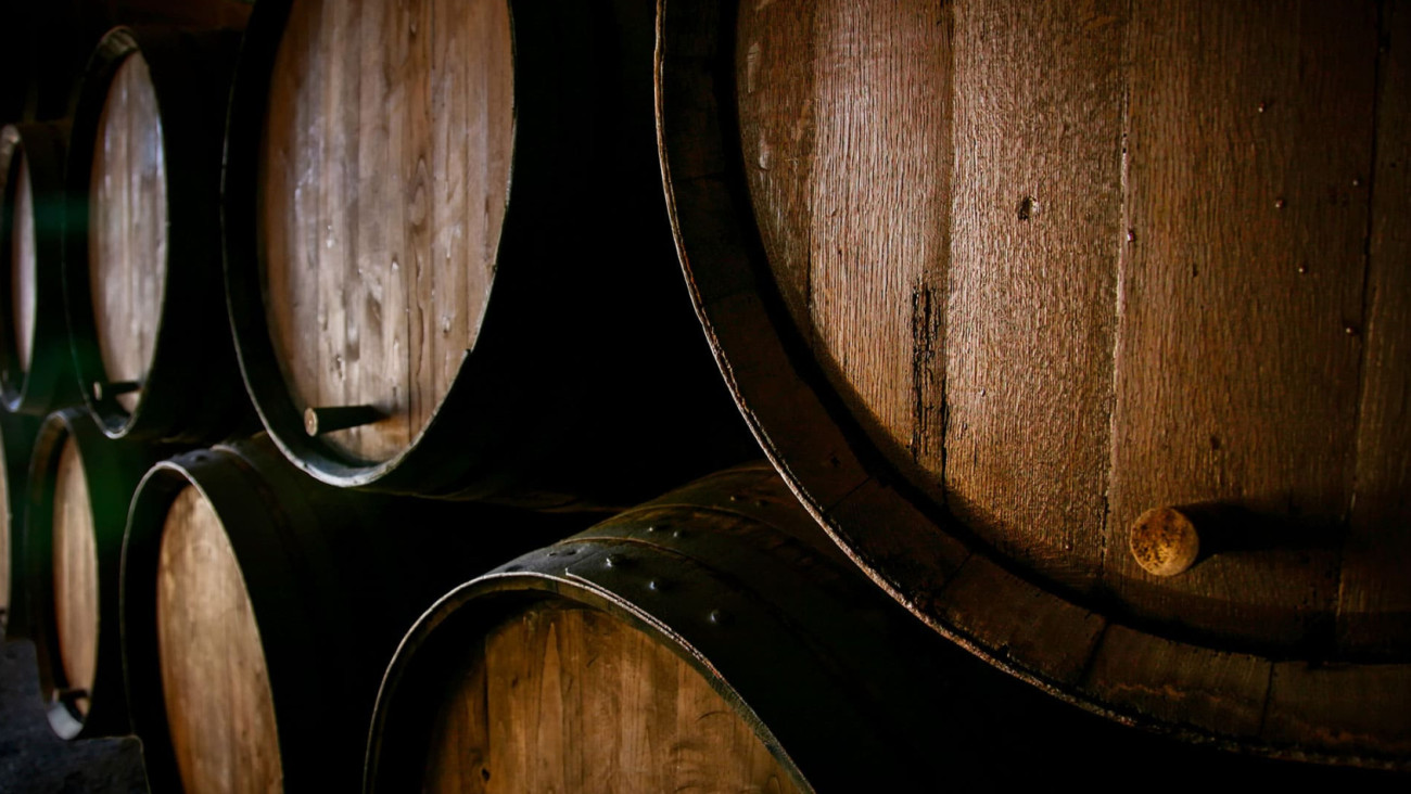 Photo de tonneaux dans lesquels le vin est élevé dans la cave du vigneron avant sa mise en bouteille. Photo de tonneaux dans lesquels le vin est élevé dans la cave du vigneron avant sa mise en bouteille.
