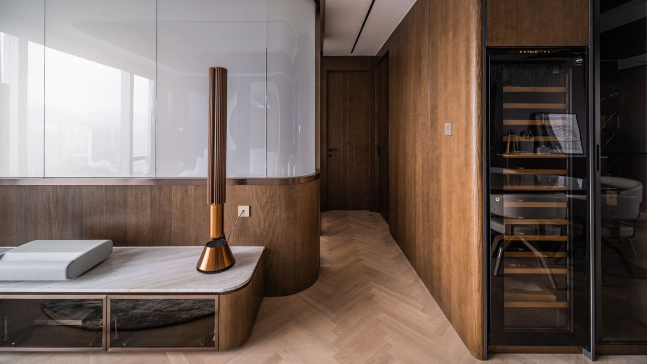 Décoration intérieure élégante et design, cave à vin intégrée dans un aménagement sur mesure à Hong Kong par Apollo Design HK Limited. Décoration intérieure élégante et design, cave à vin intégrée dans un aménagement sur mesure à Hong Kong par Apollo Design HK Limited.