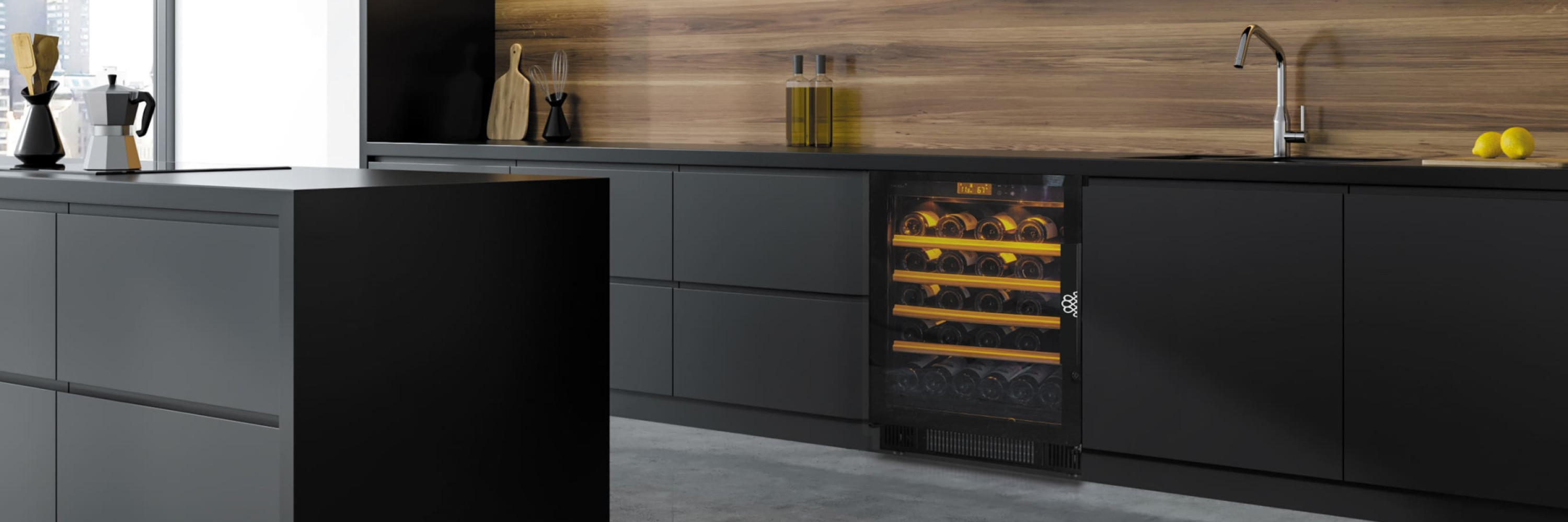 cave-a-vin-encastree-grande-cuisine-noire-contemporaine-appartement-ilot-lumiere-ambree.jpg cave-a-vin-encastree-grande-cuisine-noire-contemporaine-appartement-ilot-lumiere-ambree.jpg