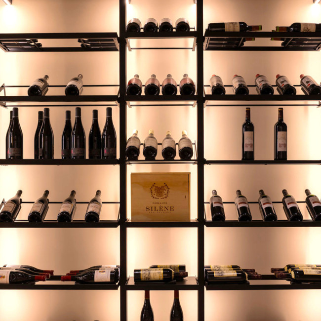 Présentoir pour pièce à vin. Structure modulable en métal avec éclairage intégré pour mise en valeur élégante des bouteilles de vin. Présentoir pour pièce à vin. Structure modulable en métal avec éclairage intégré pour mise en valeur élégante des bouteilles de vin.