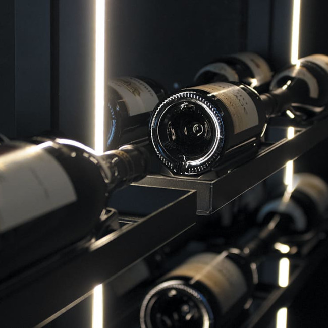 Étagères de rangement pour cave à vin avec éclairage intégré et multiples options de présentation des bouteilles de vin. Étagères de rangement pour cave à vin avec éclairage intégré et multiples options de présentation des bouteilles de vin.