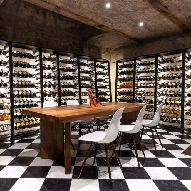 Aménagement de cave à vin moderne et chic, espace de rêve pour les amateurs de vin. Structure en acier style industriel. Aménagement de cave à vin moderne et chic, espace de rêve pour les amateurs de vin. Structure en acier style industriel.