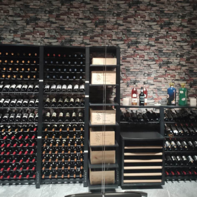 Vitrine vin climatisée. Rangement cave à vin en métal, modulable et fonctionnel. Options modules coulissants ou caisse vin. Supports individuels pour bouteilles de vin. Vitrine vin climatisée. Rangement cave à vin en métal, modulable et fonctionnel. Options modules coulissants ou caisse vin. Supports individuels pour bouteilles de vin.