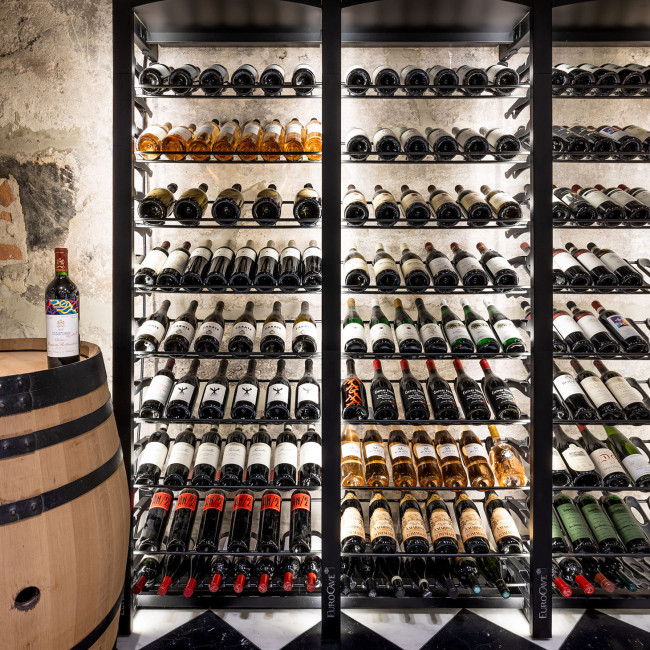 Étagères métalliques modulables robustes pour pièce à vin climatisée. Présentoir vin avec grande capacité de rangement et stockage bouteilles. Étagères métalliques modulables robustes pour pièce à vin climatisée. Présentoir vin avec grande capacité de rangement et stockage bouteilles.