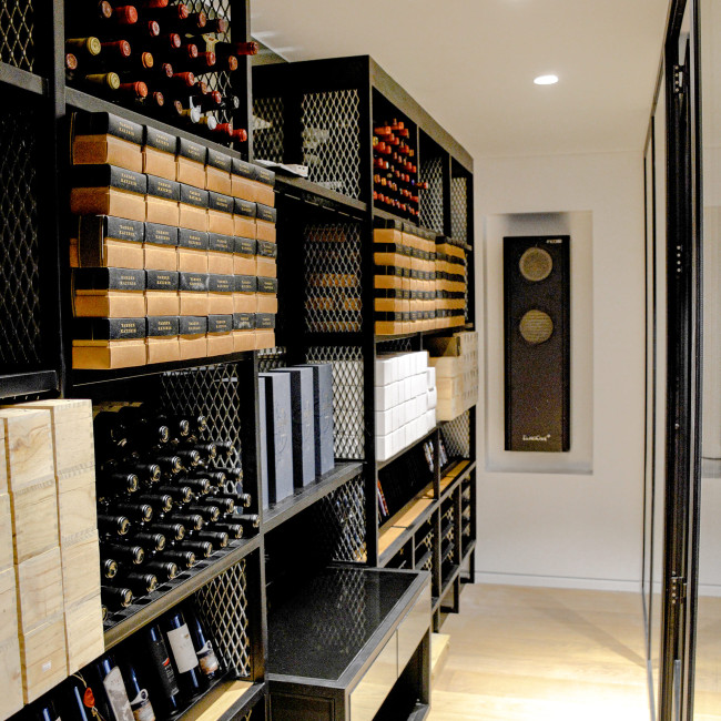 Climatiseur pour pièce à vin climatisée sur mesure pour la garde du vin dans des conditions idéales de vieillissement. Température constante. Taux d'humidité préservé. Climatiseur pour pièce à vin climatisée sur mesure pour la garde du vin dans des conditions idéales de vieillissement. Température constante. Taux d'humidité préservé.