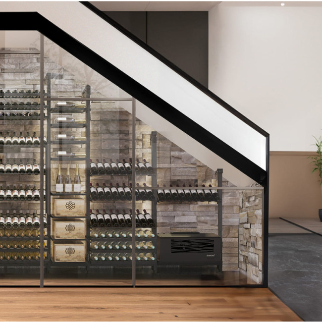 Climatiseur pour aménagement sur mesure d’un petit espace vin climatisé sous escalier, dans un placard mural vitré. Décoration intérieure haut de gamme. Climatiseur pour aménagement sur mesure d’un petit espace vin climatisé sous escalier, dans un placard mural vitré. Décoration intérieure haut de gamme.