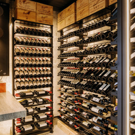 Collection de vin conservée en sécurité dans un aménagement de cave de prestige grâce aux rangements modulables en acier Modulo-X d'EuroCave Collection de vin conservée en sécurité dans un aménagement de cave de prestige grâce aux rangements modulables en acier Modulo-X d'EuroCave