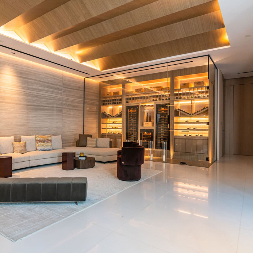 Incroyable pièce à vin climatisée intégrée dans l'architecture d'intérieure d'une maison de luxe Incroyable pièce à vin climatisée intégrée dans l'architecture d'intérieure d'une maison de luxe
