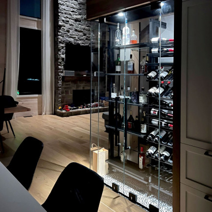 Vitrine à vin éclairée qui délimite à la fois les espaces et crée un coin dégustation. Vitrine à vin éclairée qui délimite à la fois les espaces et crée un coin dégustation.