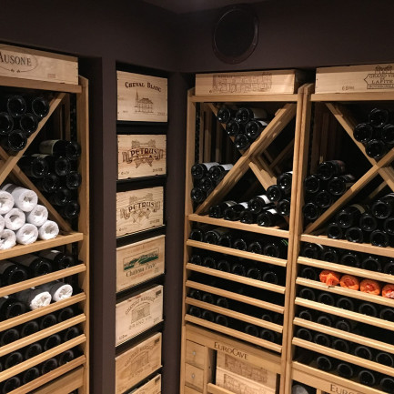 Cave à vin avec meuble modulable de rangement du vin en bois EuroCave Modulothèque. Cave à vin avec meuble modulable de rangement du vin en bois EuroCave Modulothèque.