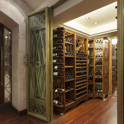 Pièce à vin de rêve - rangement vin en chêne massif traditionnel comme un dressing pour le vin. Modulothèque EuroCave Pièce à vin de rêve - rangement vin en chêne massif traditionnel comme un dressing pour le vin. Modulothèque EuroCave