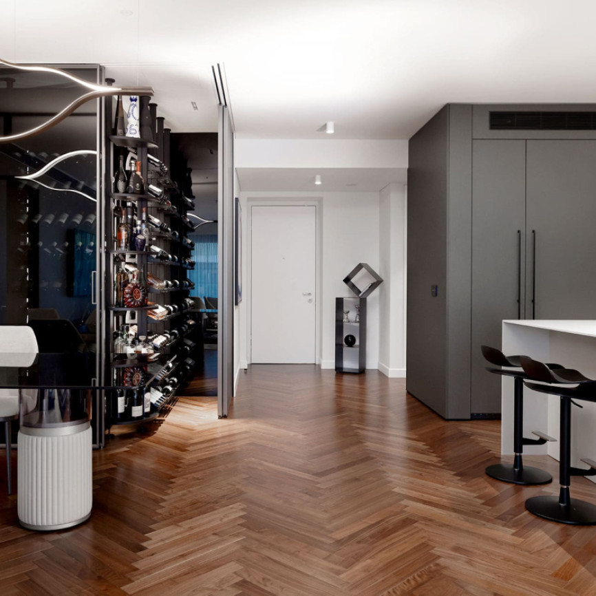 Vitrine cave à vin vitrée et climatisée dans une salle à manger avec cuisine ouverte dans un appartement de luxe. Rangement vin modulable en métal Modulo-X EuroCave Vitrine cave à vin vitrée et climatisée dans une salle à manger avec cuisine ouverte dans un appartement de luxe. Rangement vin modulable en métal Modulo-X EuroCave