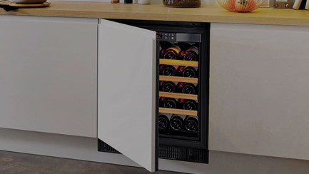 Cave à vin encastrable porte technique dans une cuisine