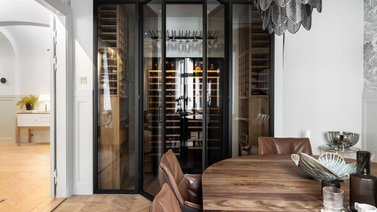 Cave à vin design intégrée dans une résidence privée au style contemporain