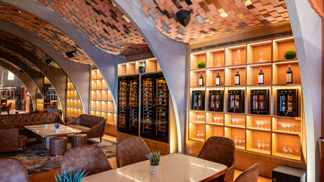 Mur de caves à vin au design contemporain dans un restaurant à Dubaï