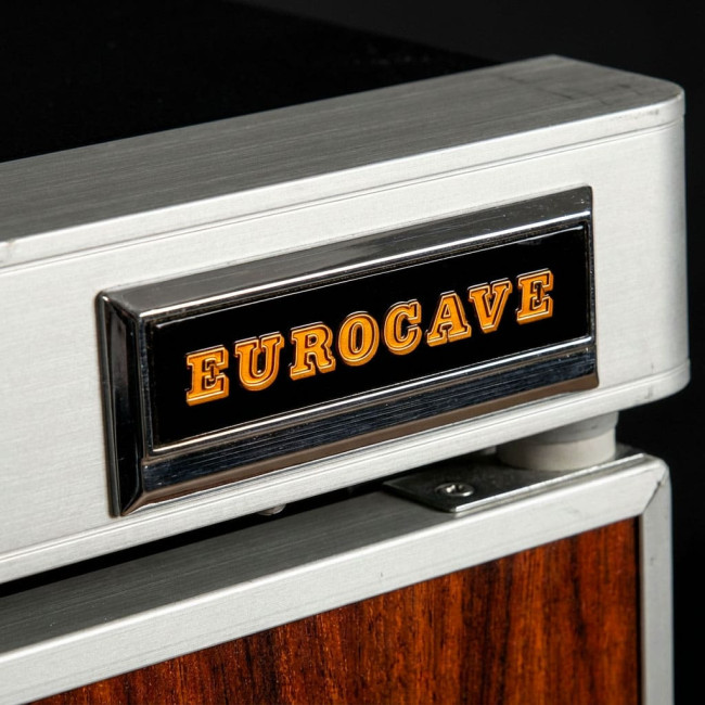 Ancienne cave à vin avec logotype vintage et finition bois emblématique