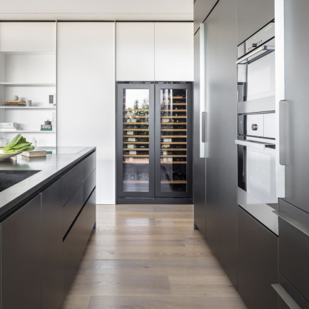 Double cave à vin de vieillissement avec des portes vitrées techniques, intégrée dans un de cuisine sur mesure - Inspiration EuroCave