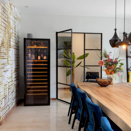 Cave a vin de vieillissement Pure avec présentation des bouteilles en pose libre dans une cuisine