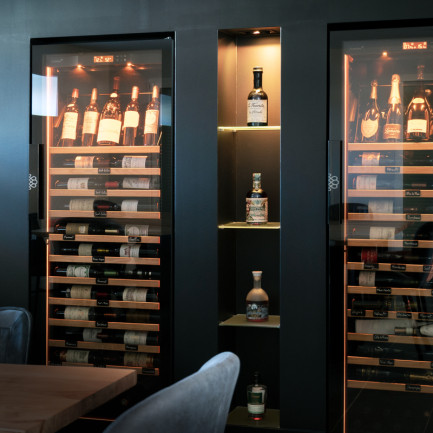 Cave a vin de vieillissement design intégrée dans un meuble sur mesure dans un séjour - Revelation EuroCave