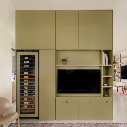 cave-a-vin-encastrable-integree-dans-un-magnifique-meuble-sur-mesure-vert-eurocave-inspiration-israel.jpg