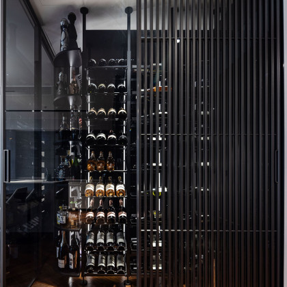 elegante-vitrine-de-presentation-du-vin-avec-etageres-bouteilles-en-metal-noir-decoration-interieure-eurocave-installation-modulox-israel-shaiepsteinphotography.jpg