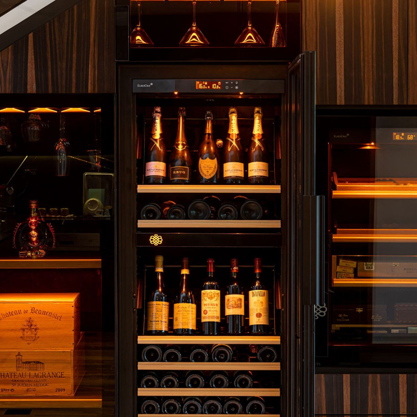 installation-haut-de-gamme-de-cave-a-vin-de-service-eurocave-pure-et-de-cigare-integree-dubai.jpg