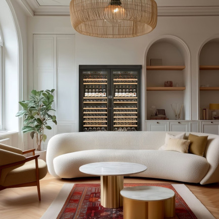 Grande double cave à vin multifonction avec façade vitrée, conservation du vin à température contrôlée dans un salon, collection Pure EuroCave.
