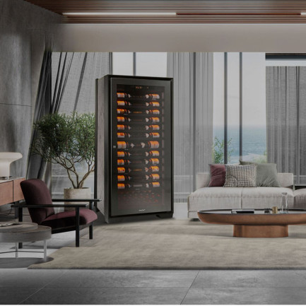 Cave à vin de vieillissement intégrée dans un penthouse avec vue sur la mer, collection Royale EuroCave.