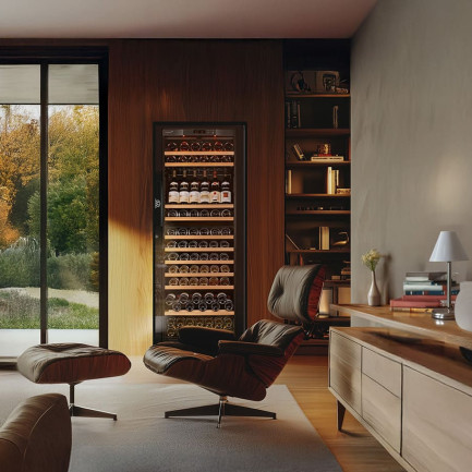 Grande cave à vin vitrée multifonctions avec conservation à température contrôlée dans un salon, collection Pure EuroCave.