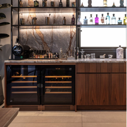 Espace dégustation avec double cave à vin de service, collection Compact EuroCave, projet réalisé en Israël.