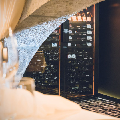 eurocave-design-restaurant-petit-hotel-confidentiel-chambery-france-mur-cave-a-vin-revelation-2.jpeg