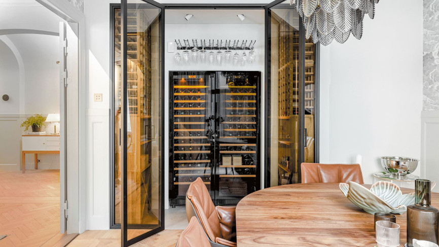 Double cave à vin encastrable installée dans une cave à vin vitrée
