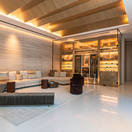 Cave à vin intégrée dans une maison privée à Dubaï, installation sur mesure dans un intérieur contemporain